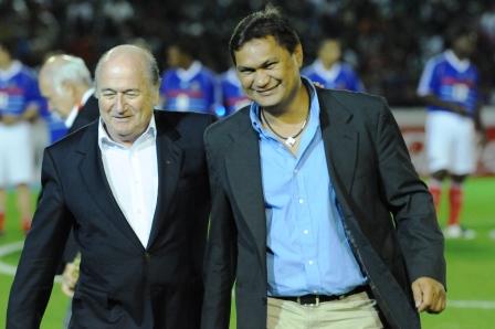 Reynald_Temarii_with_Sepp_Blatter