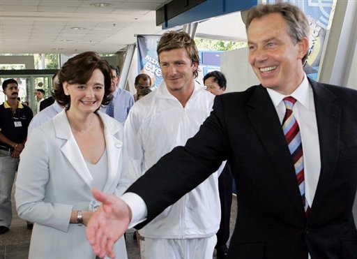 Tony_Blair_with_David_Beckham_in_Singapore