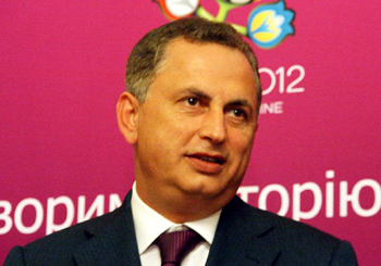 Boris_Kolesnikov_in_front_of_Euro_2012_logo