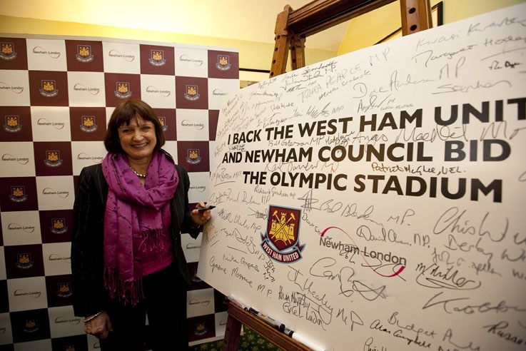 Tessa_Jowell_signs_board_supporting_West_Ham_January_27_2011