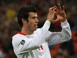 Gareth_Bale_in_Welsh_white_shirt