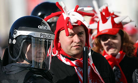 Poland_fans_with_police