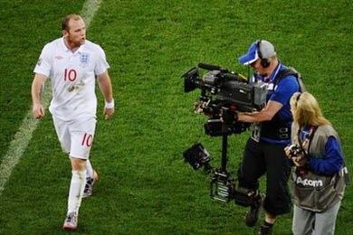 Wayne_Rooney_leaving_pitch_in_South_Africa_2010