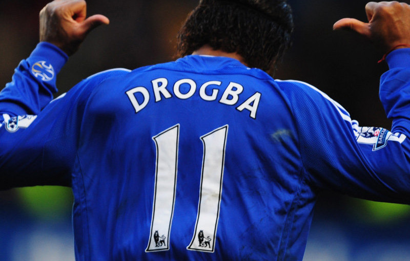 Didier_Drogba_points_to_name_on_back_of_shirt
