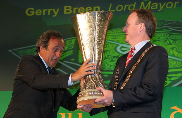 Michel_Platini_hands_over_Europa_League_to_Dublin_Mayor_Gerry_Breen