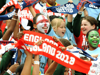 England_2018_fans_waving_flags