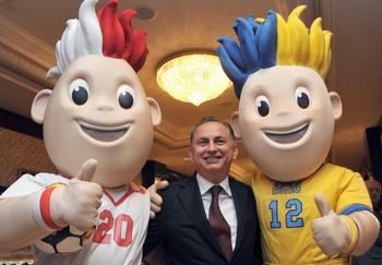 Boris_Kolesnkiov_with_Euro_2012_mascots