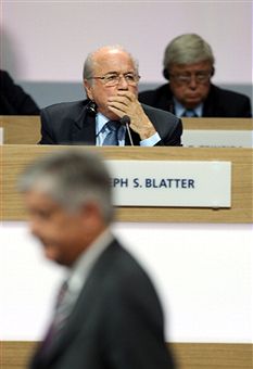 David_Bernstein_leaves_stage_with_Sepp_Blatter_watching_FIFA_Congress_Zurich_June_1_2011