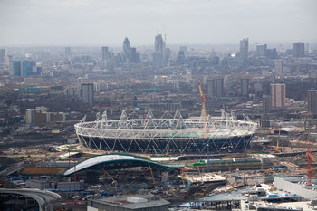 Olympic_Stadium_with_lights_30-06-11