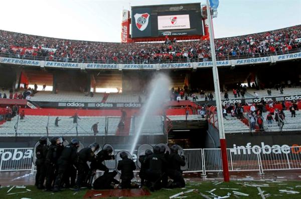 river_plate_riots_28-06-111