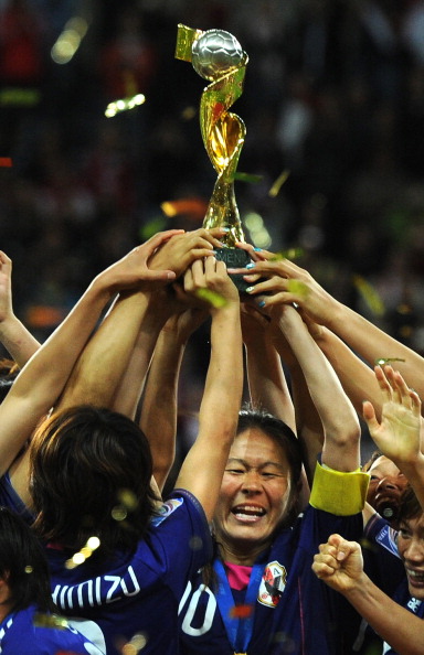 Homare_Sawa_with_World_Cup_trophy_Frankfurt_July_19_2011
