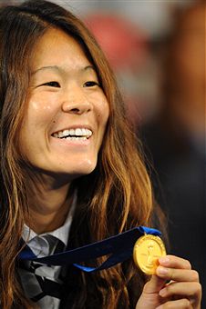 Homare_Sawa_with_World_Cup_winners_medal_Tokyo_19-07-11