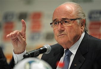 Sepp_Blatter_with_finger_in_the_air_Rio_de_Janeiro_July_27_2011