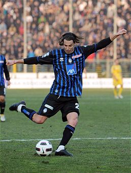 Cristiano_Doni_playing_for_Atalanta_February_2011
