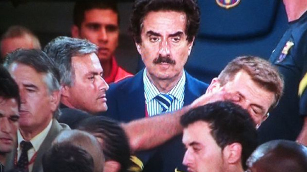 Jose_Mourinho_pokes_Tito_Vilanova_in_the_eye_25-08-11