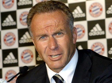 Karl_Heinze_Rummenigge_in_front_of_Bayern_Munich_boar