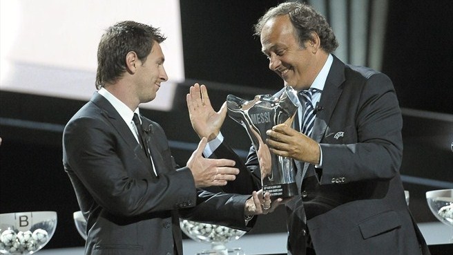 Lionel_Messi_receives_his_award_from_UEFA_President_Michel_Platini_25-08-11