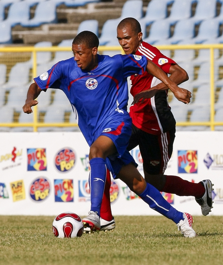 Bermudas_footballer_Devrae_Tankard_frives_the_ball_past_Trinidad_and_Tobagos_Darryl_Roberts_2014_World_Cup_qualifier_27-09-11