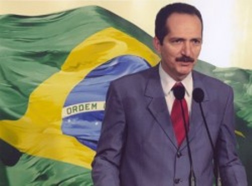 Aldo Rebelo_in_front_of_Brazilian_flag