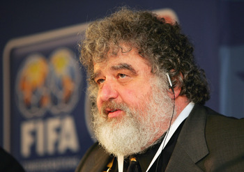 Chuck Blazer_in_front_of_FIFA_logo