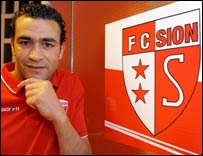 Essam El-Hadary_in_front_of_Sion_badge