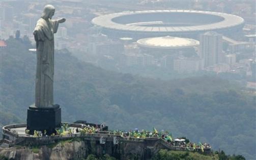 Maracana Stadium_with_Christ_statue_looking_down