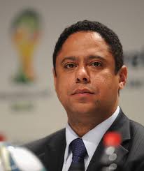 Orlando Silva_in_front_of_Brazil_2014_logo