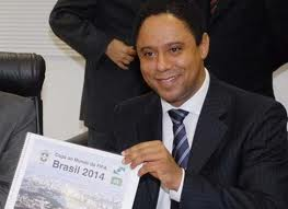 Orlando Silva_with_Brazilian_newspaper