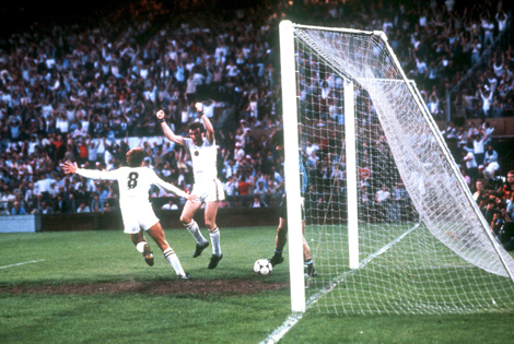Peter Withe_scores_goal_v_Bayern_Munich_in_European_Cup_final