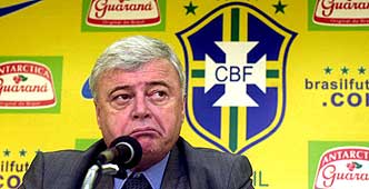 Ricardo_Teixeira_in_front_of_CBF_logo