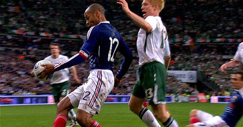Thierry-Henry-Hand-Ball-France v_ROI_13-10-11
