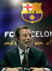 Sandro Rosell_in_front_of_Barcelona_logo