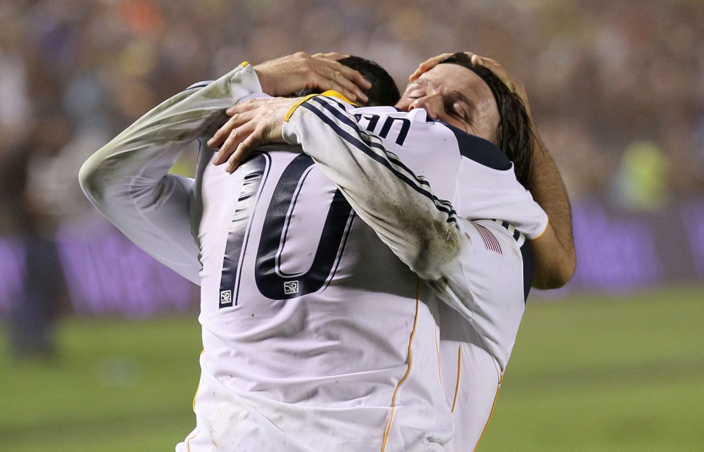 landon donovan_and_david_beckham_21-11-11