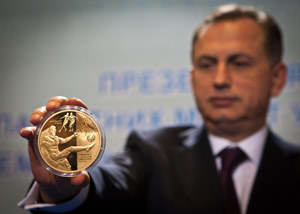 Borys Kolesnikov_with_Euro_2012_coin