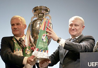 Grygoriy Surkis_with_Euro_trophy_05-12-11