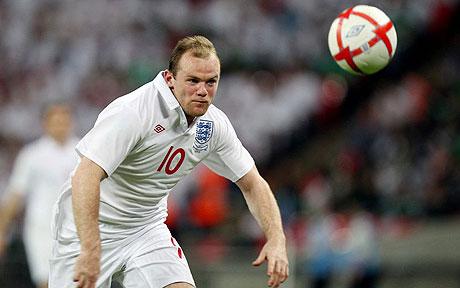 Wayne Rooney_chasing_ball_in_England_kit