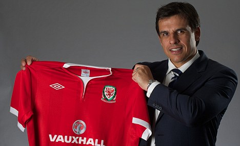 Chris Coleman_with_Welsh_shirt