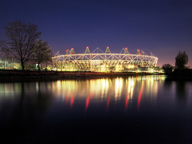 London 2012_Olympic_Stadium_via_canal_by_night_17-01-12