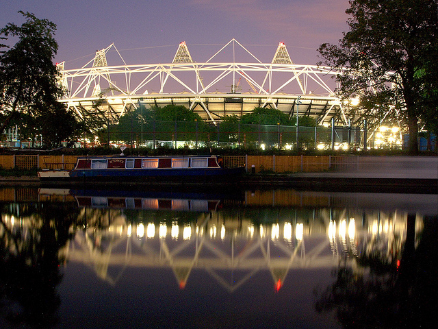 London 2012_Olympic_stadium_at_night_with_canal