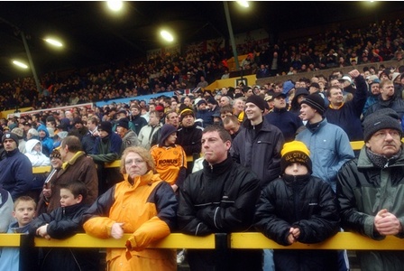 Football fans_standing