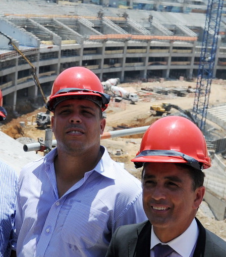 ronaldo and_state_deputy_Bebeto_at_Rio_de_Janeiros_Maracana_stadium_09-03-12