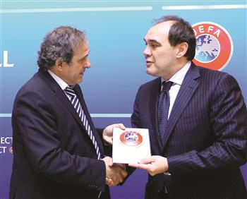 TFF chief_Yldrm_Demirren_R_accepts_a_placard_from_Michel_Platini_24-05-12