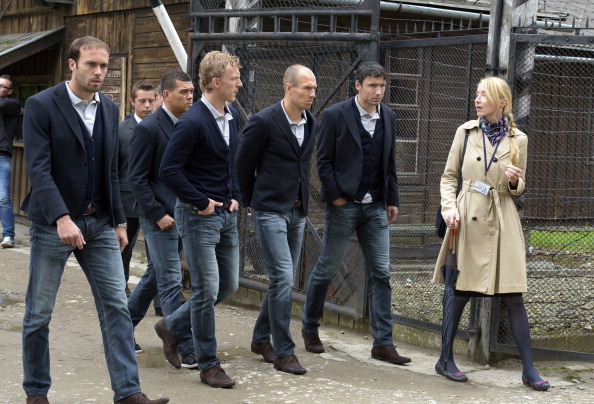 R-L Mark_Van_Bommel_Arjen_Robben_and_Dirk_Kuyt_during_a_visit_by_a_Netherlands_Football_Association_delegation_to_the_Auschwitz-Birkenau_memorial_08-06-12