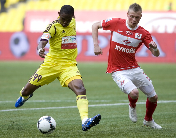 Evgeni Makeev_of_FC_Spartak_Moscow_battles_for_the_ball_with_Samuel_Etoo_L_of_FC_Anzhi_Makhachkala_06-07-12