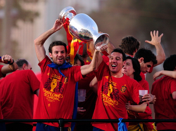 Juan Mata__Santi_Cazorla_of_Spain_hold_the_UEFA_Euro_2012_trophy