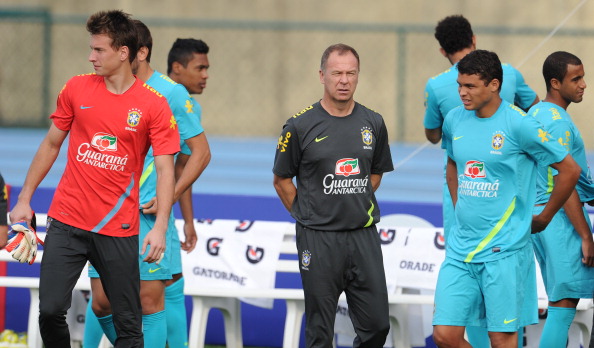 Mano Menezes_at_Brazilian_team_training_session