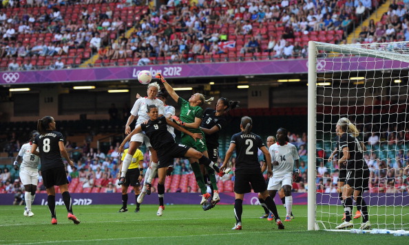 Stephanie Houghton_of_Great_Britain_in_action_with_Jenny_Bindon_and_Amber_Hearn_of_New_Zealand_25-07-12