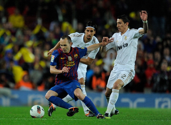 Andres Iniesta_L_of_FC_Barcelona_battles_for_the_ball_against_Angel_di_Maria_R_and_Sami_Khedira_of_Real_Madrid_22-08-12