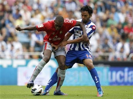 Deportivo Corunas_Abel_Aguilar_R_battles_for_the_ball_with_Osasunas_Raoul_Loe