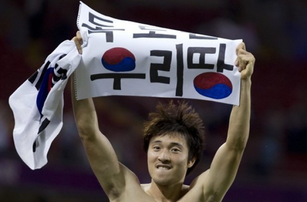 http--web2.insidethegames.biz-images-2012-08-Park Jong-woo_holds_up_banner